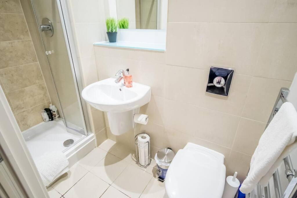 Large 2 Bed, 2 Bath, Free Parking & Wifi Apartment