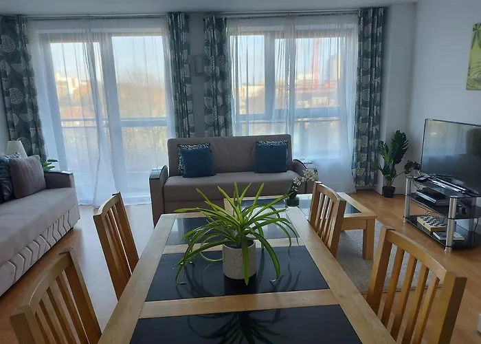 Large 2 Bed, 2 Bath, Free Parking & Wifi