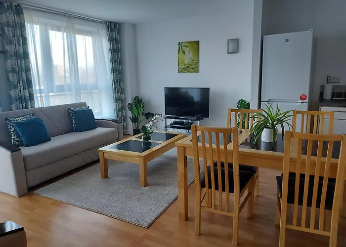 Large 2 Bed, 2 Bath, Free Parking & Wifi