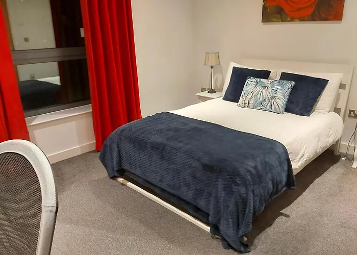 Large 2 Bed, 2 Bath, Free Parking & Wifi