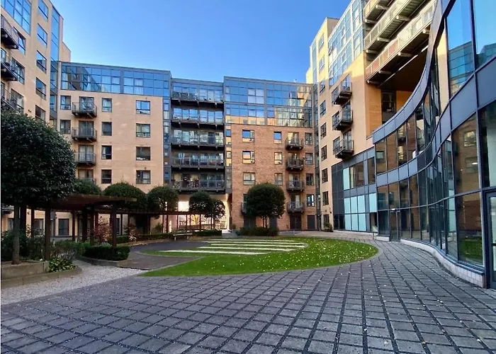 Large 2 Bed, 2 Bath, Free Parking & Wifi
