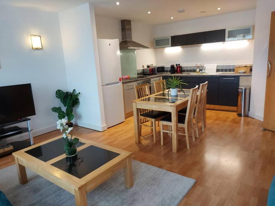 Large 2 Bed, 2 Bath, Free Parking & Wifi *