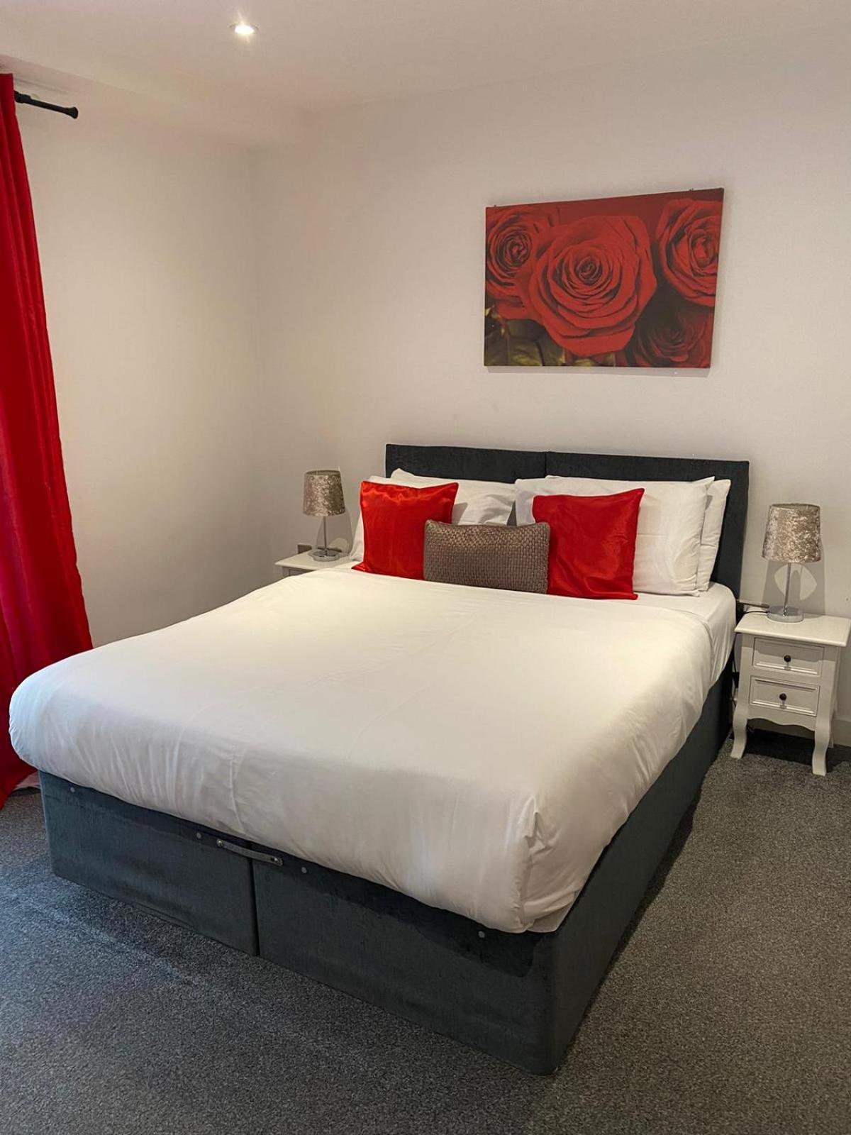 Large 2 Bed, 2 Bath, Free Parking & Wifi * Sheffield